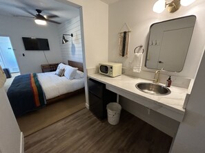 Deluxe Suite, 1 King Bed, Private Bathroom | Bathroom | Designer toiletries, hair dryer, towels, soap - Sierra Motor Lodge (Mojave)