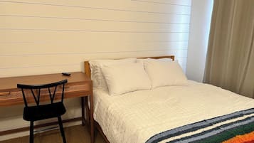 Basic Room, 1 Queen Bed, Shared Bathroom | Egyptian cotton sheets, premium bedding, memory foam beds