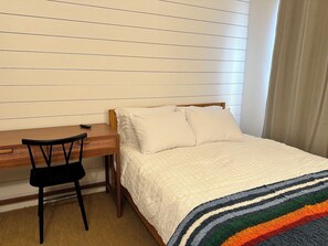 Basic Room, 1 Queen Bed, Shared Bathroom