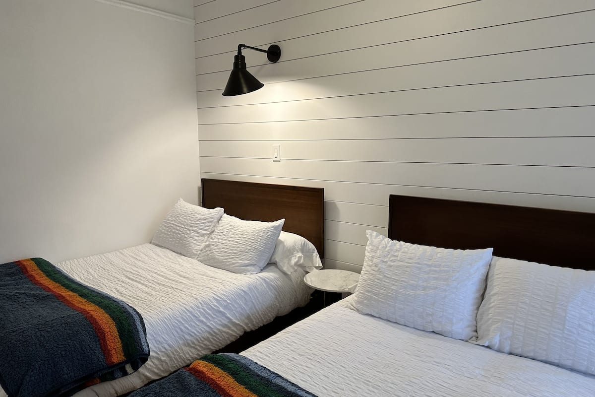 Suite Deluks, 2 Tempat Tidur Double, kamar mandi pribadi | 1 kamar tidur, seprai katun Mesir, seprai premium, dan busa memori
