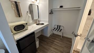 Suite – deluxe, 1 kingsize-seng, privat bad | Bad | Designertoalettartikler, hårføner, håndklær og såpe