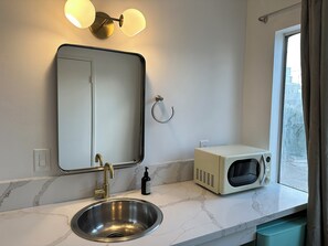 Designer toiletries, hair dryer, towels, soap - Sierra Motor Lodge (Mojave)