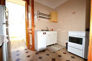 Kühlschrank, Herdplatte, Kochgeschirr/Geschirr/Besteck