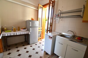 Frigorifero, piano cottura, pentole/stoviglie/utensili