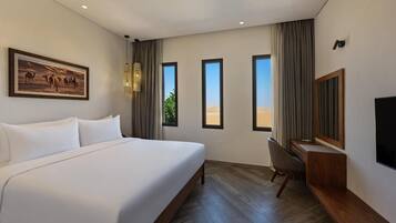 Una cassaforte in camera, postazione laptop, ferro/asse da stiro