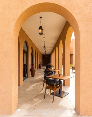 Outdoor dining - Bab Al Nojoum Bateen Liwa (Mezaira'a)