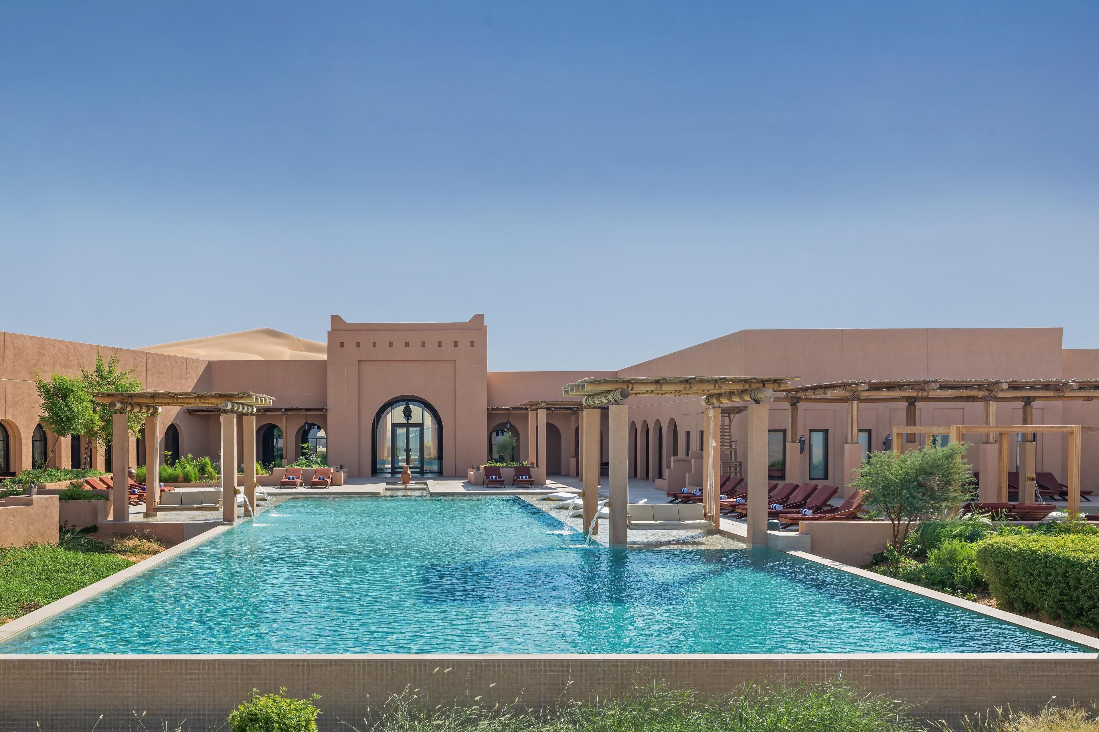 Kolam renang outdoor, dengan cabana gratis dan payung kolam renang