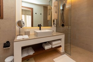 Kostenlose Toilettenartikel, Haartrockner, Bademäntel, Hausschuhe