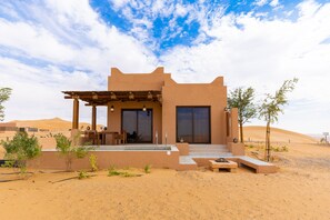 Deluxe eenpersoonskamer | Een kluis op de kamer, een laptopwerkplek, een strijkplank/strijkijzer