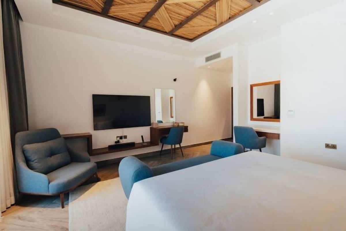 In-room safe, laptop workspace, iron/ironing board, free WiFi