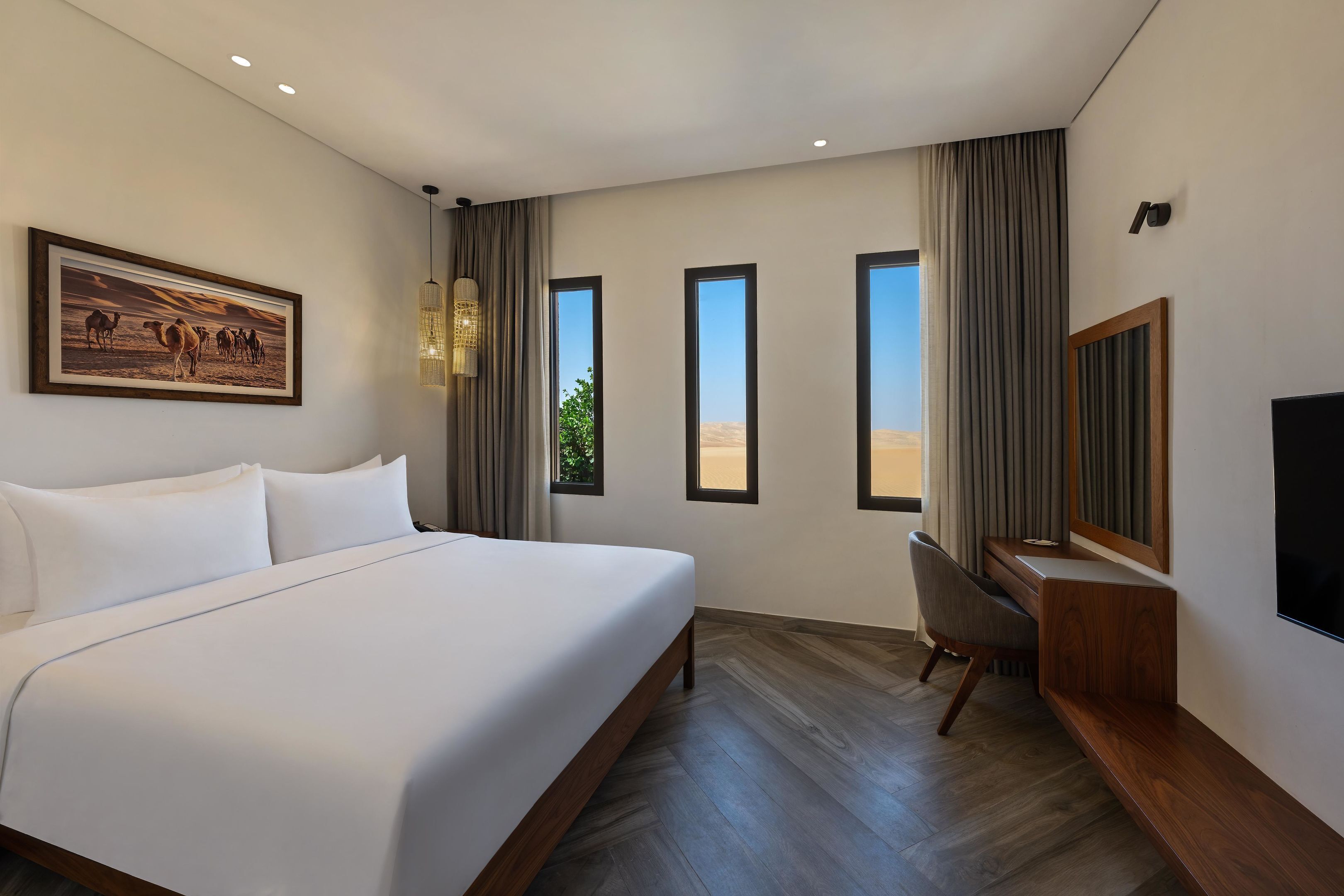 Safe på rommet, skrivebord for bærbar PC og strykejern/-brett