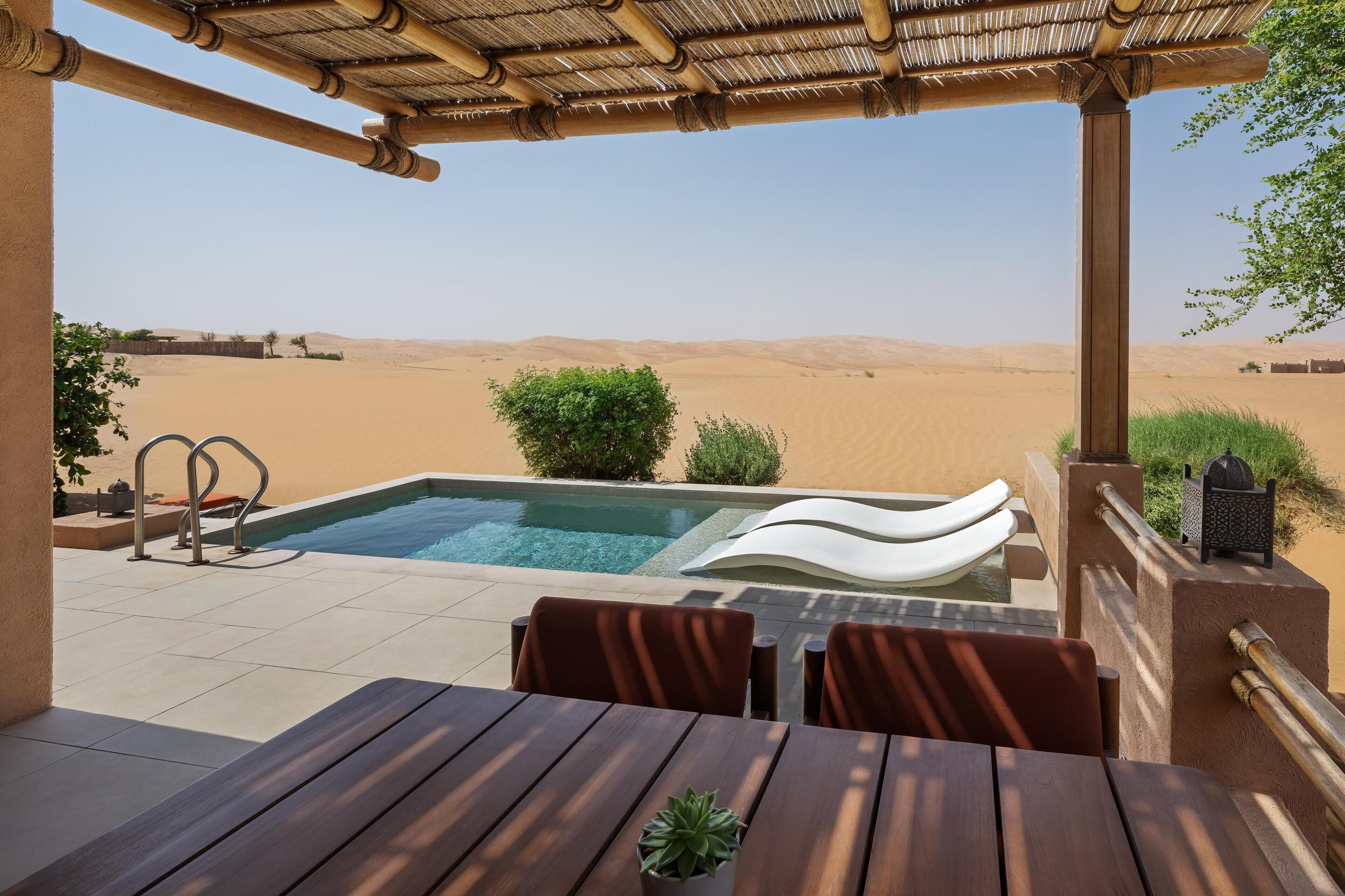 Kolam renang outdoor, dengan cabana gratis dan payung kolam renang