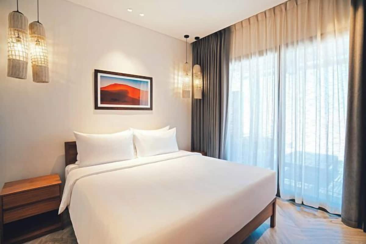 In-room safe, laptop workspace, iron/ironing board, free WiFi