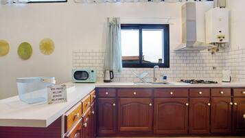 Fridge, microwave, stovetop, coffee/tea maker