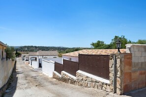 Property grounds - Holiday Home "Naranjos" with Private Garden & Wi-Fi (El Soto)