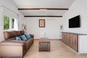 TV - Holiday Home "Naranjos" with Private Garden & Wi-Fi (El Soto)