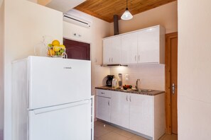 Réfrigérateur, four, plaque de cuisson, cafetiÚre/bouilloire