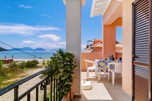 Outdoor dining - Apartment 'Iole' with Sea View, Wi-Fi and Air Conditioning (Lefkada)