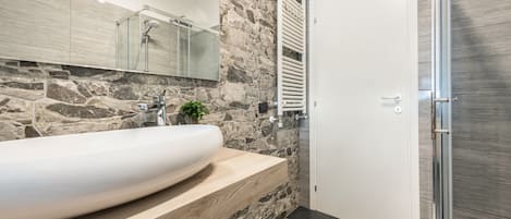 Dusche, kostenlose Toilettenartikel, Haartrockner, Bademäntel
