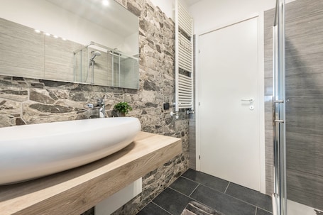 Shower, free toiletries, hair dryer, bathrobes. Apartment 'Casetta Giù Al Lago' with Shared Pool, Wi-Fi and Air Conditioning
