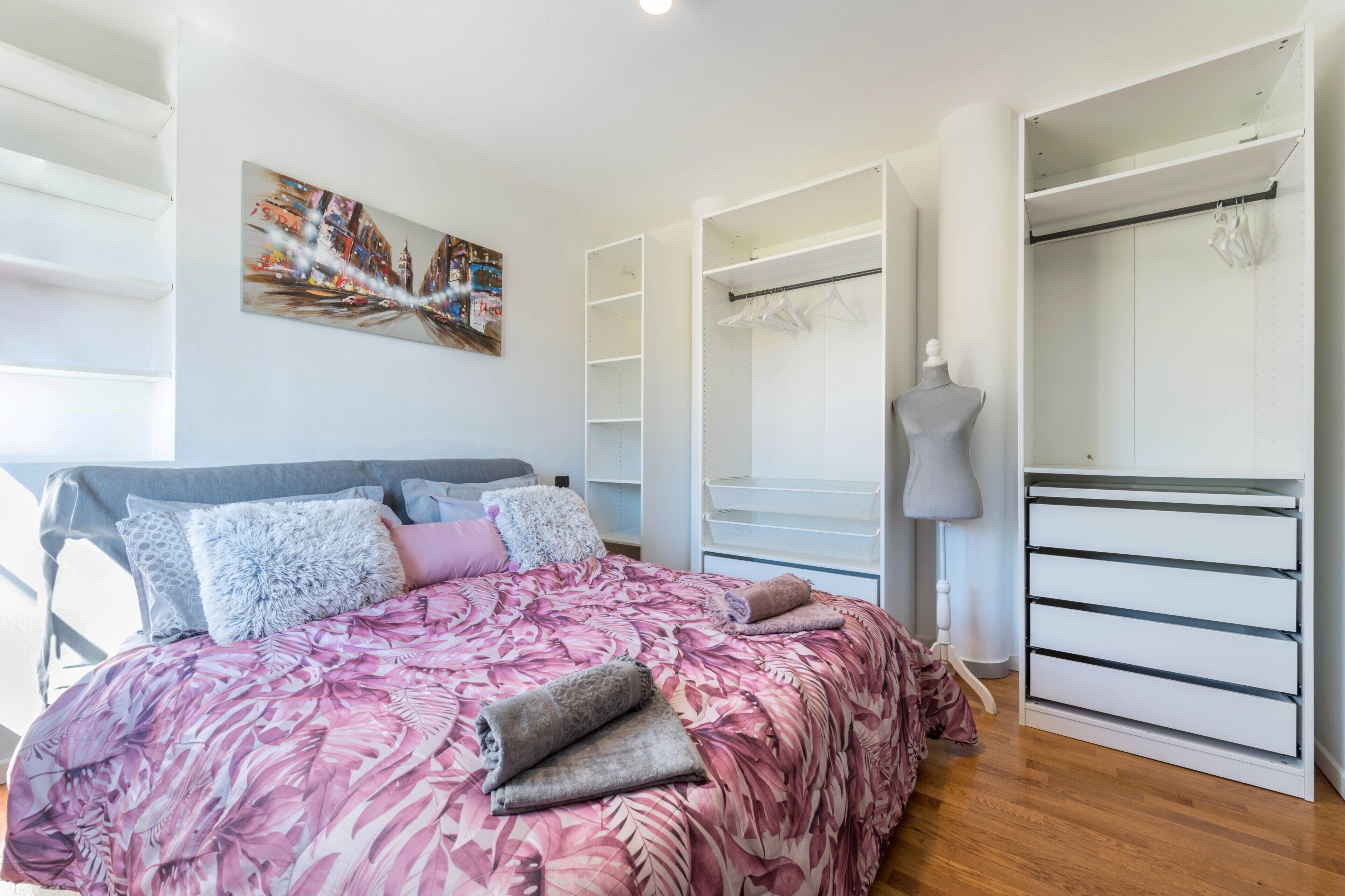 2 soverom, skrivebord, strykejern/-brett og wi-fi (inkludert)