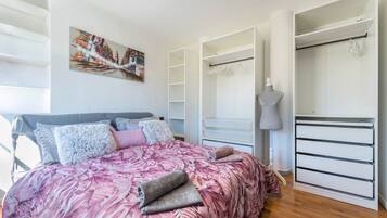 2 soverom, skrivebord, strykejern/-brett og wi-fi (inkludert)