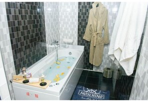 Doccia, set di cortesia gratuito, asciugacapelli, asciugamani