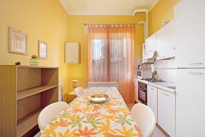 冰箱、微波炉、烤箱、炉灶