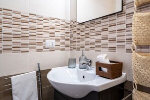 Shower, hair dryer, towels - Villa "Trullo Libellula" with Private Garden, Private Mini Pool & Wi-Fi (Ceglie Messapica)