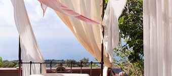 Appartamento 'Villa Rojo Tajo Villas' con vista mare, Wi-Fi e aria condizionata