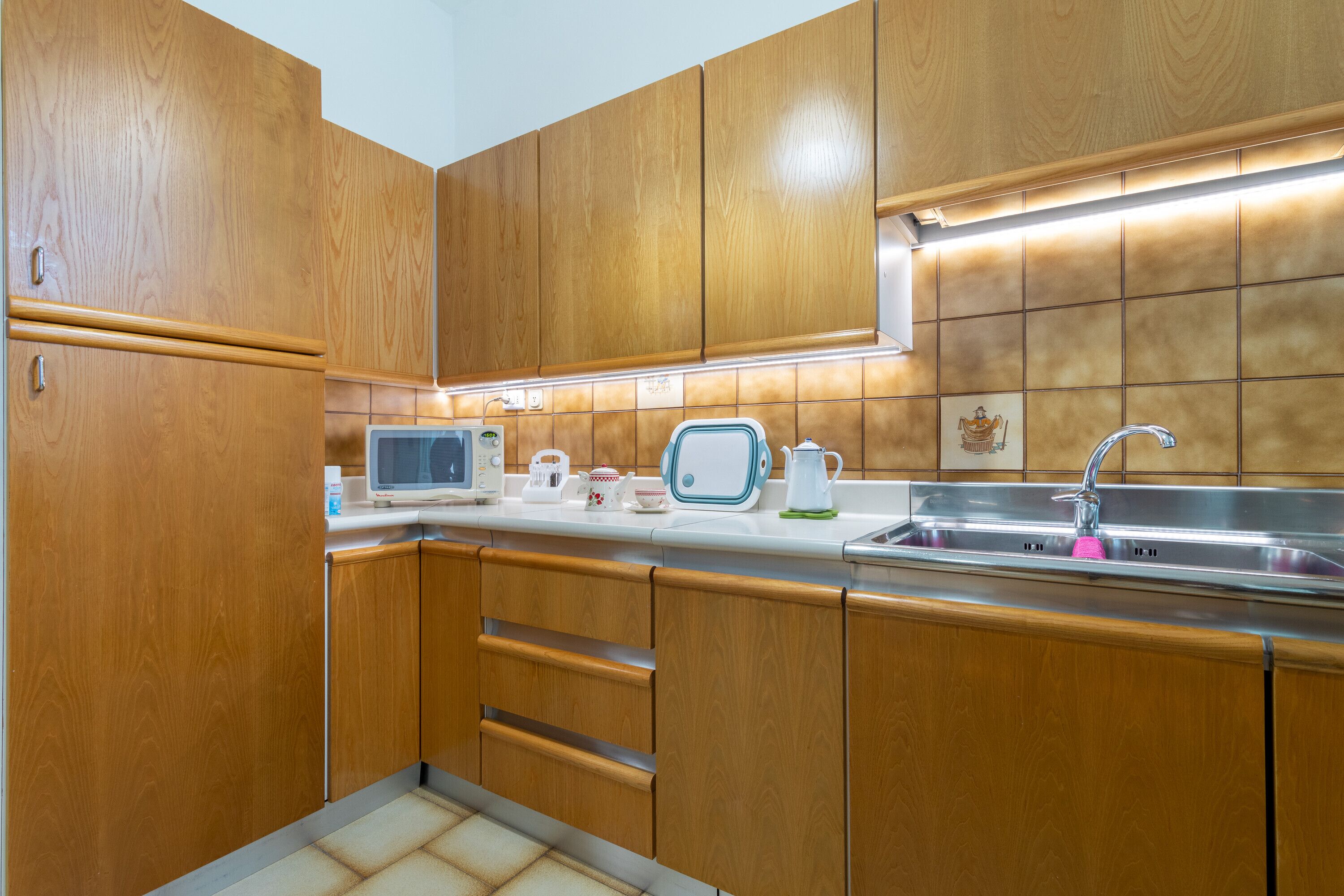 Frigorifero, microonde, forno, piano cottura