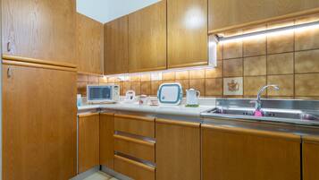 Frigorifero, microonde, forno, piano cottura