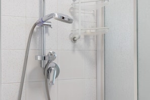 Badewanne, Haartrockner, Handtücher