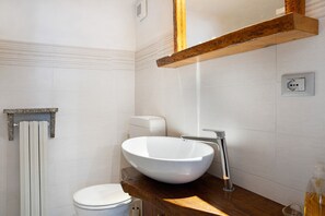Shower, hair dryer, towels - Holiday Home 'Pin E Cele' with Mountain View, Private Terrace and Balcony (Dronero)