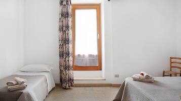 1 slaapkamer, een strijkplank/strijkijzer, wifi, beddengoed