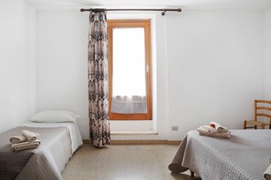 1 dormitorio, tabla de planchar con plancha, wifi y ropa de cama