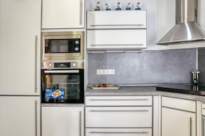 Réfrigérateur, micro-ondes, four, plaque de cuisson