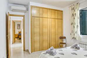 3 bedrooms, free WiFi, bed sheets - Villa "Empuries A2" with Private Pool & Wi-Fi (Empuriabrava)