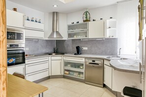 冷蔵庫、電子レンジ、オーブン、コンロ