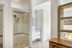 Bathtub, towels