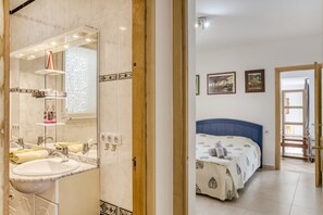 Bathtub, towels - Villa "Empuries A2" with Private Pool & Wi-Fi (Empuriabrava)