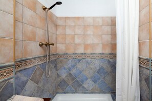Baignoire, sèche-cheveux, serviettes fournies