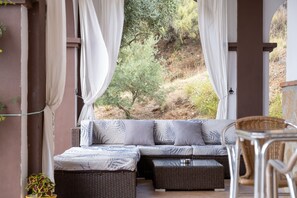 Outdoor dining - Holiday Home 'Casa Rural Los Hidalgos' with Sea View, Wi-Fi and Air Conditioning (Totalán)