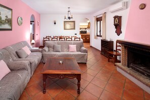 TV, fireplace - Holiday Home 'Casa Rural Los Hidalgos' with Sea View, Wi-Fi and Air Conditioning (Totalán)