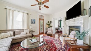 Smart TV, fireplace, books - The Charlotte House - Downtown + pool and hot tub! (Downtown St. Augustine)