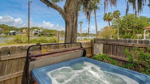 A hot tub with a wooden fence and a sign indicating spa rules. - The Charlotte House - Pool, Hot tub, Night of Lights! (Downtown St. Augustine)