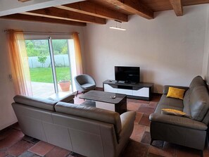 TV, books - Superbe Villa Neuve Proximité Randos et Commerces (Vesseaux)