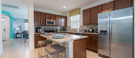 冰箱、微波炉、烤箱、炉灶