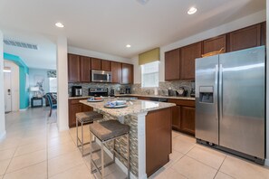 Fridge, microwave, oven, stovetop - Coastal Decor-Hen's Nest- Privacy-Pool & Spa- Gated Community (Davenport)