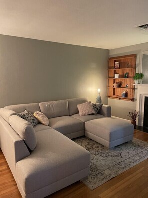 TV, fireplace - 4BR Spacious Home Near U of I! (Champaign)